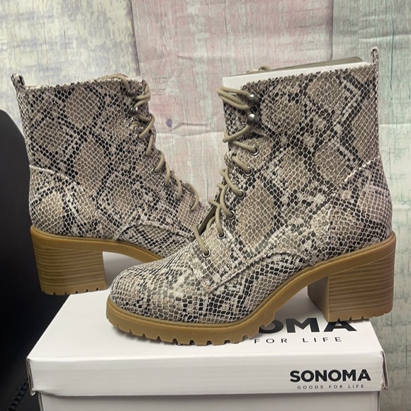 - Brand new Woman’s High Heeled Boots. - Picture 8 of 16